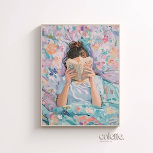 以下が含まれることがあります： ベッドに横になって本を読んでいる人の絵です。ベッドは花柄の羽毛布団で覆われています。その人は薄い青色のシャツを着ていて、髪を後ろに結んでいます。本は開いていて、その人は顔を本で覆っています。