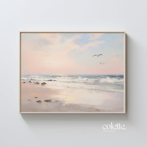 Peut inclure: Une peinture représentant un paysage marin avec un ciel doux rose et bleu, des vagues blanches et mousseuses qui se brisent sur une plage de sable, et quelques mouettes en vol.