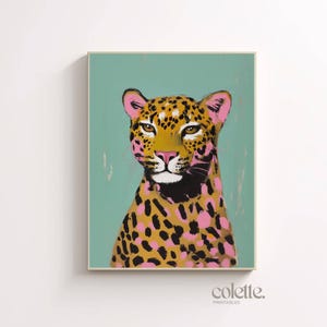 Puede incluir: Una ilustración digital de un leopardo con acentos rosados sobre un fondo azul verdoso. El leopardo mira directamente al espectador con una expresión seria.