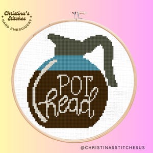Puede incluir: Un diseño de bordado de punto de cruz marrón y blanco de una cafetera con el texto "POT READY" sobre un fondo blanco.