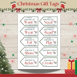 Puede incluir: Etiquetas de regalo navideñas con diseños festivos. Las etiquetas presentan frases como «Want», «Need», «Wear» y «Read». Cada etiqueta tiene un borde verde y está adornada con ramitas de acebo. El texto «Christmas Gift Tags» está en la parte superior.