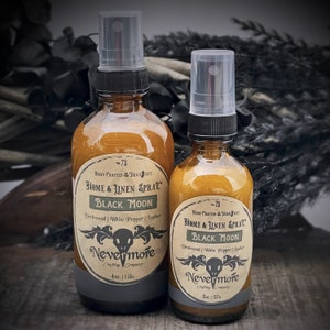 Peut inclure: Deux flacons en verre de spray pour la maison et le linge avec des &eacute;tiquettes noires. Les &eacute;tiquettes portent le texte "Hand Crafted Third Late Home & Linen Spray Black Moon Birchwood/White Pepper/Leather Nevermore Crafting Company" et la taille du flacon en onces. Le plus grand flacon est de 4 oz et le plus petit de 2 oz.