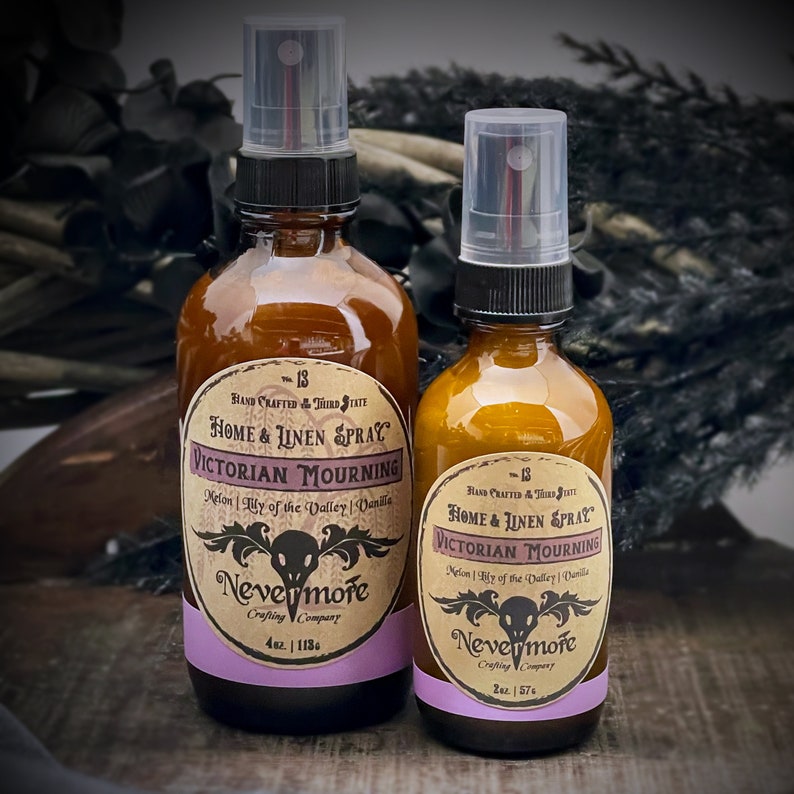 Peut inclure: Deux flacons en verre ambr&eacute; avec des vaporisateurs, &eacute;tiquet&eacute;s "Home & Linen Spray" et "Victorian Mourning". Les flacons sont &eacute;tiquet&eacute;s avec le texte "Nevermore Crafting Company" et les notes de parfum "Melon | Lily of the Valley | Vanilla". Le grand flacon est de 4 oz et le petit flacon est de 2 oz.