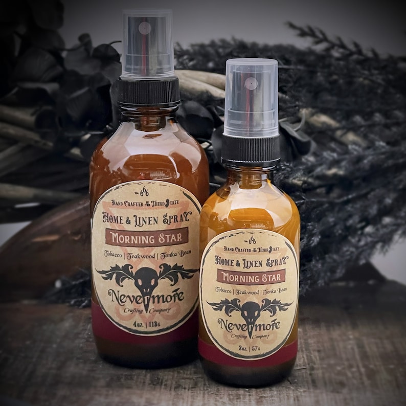 Peut inclure: Deux flacons en verre ambr&eacute; avec des vaporisateurs noirs et des &eacute;tiquettes. Les &eacute;tiquettes sont de couleur cr&egrave;me avec du texte noir qui indique "Home & Linen Spray" et "Morning Star". Le texte "Tobacco | Teakwood | Tonka Bean" est &eacute;galement sur l'&eacute;tiquette. Le plus petit flacon est de 2 oz et le plus grand de 4 oz. Les flacons sont &eacute;tiquet&eacute;s "Nevermore Crafting Company".