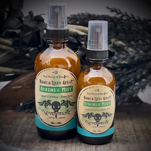 Peut inclure: Deux flacons en verre ambr&eacute; avec des vaporisateurs, &eacute;tiquet&eacute;s "Home & Linen Spray" et "Syrens in the Mist". Les flacons sont d&eacute;cor&eacute;s d'un logo de cr&acirc;ne et d'os crois&eacute;s et du texte "Nevermore Crafting Company". Le grand flacon est de 4 oz et le petit flacon est de 2 oz.