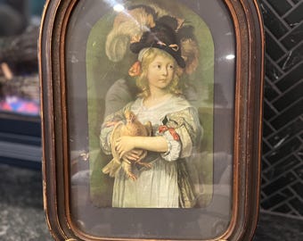 Cromolitografía de Niño Victoriano con Paloma · Marco Antiguo de Estilo Catedral · Vidrio Ondulado Original · Arte de Pared de 47 x 31 cm