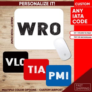 Op de afbeelding: Een witte rechthoekige muismat met de zwarte letters "WRO", een witte muis en drie kleinere muismatten in zwart, rood en blauw met luchthavencodes. De afbeelding bevat de tekst "PERSONALIZE IT!" en "CUSTOM ANY IATA CODE".