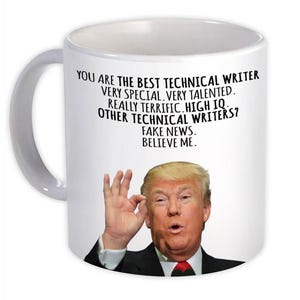 Könnte beinhalten: Weiße Keramik-Tasse mit Henkel und Text: "YOU ARE THE BEST TECHNICAL WRITER...FAKE NEWS. BELIEVE ME." Die Tasse zeigt ein Bild eines Mannes, der das "OK"-Zeichen macht.