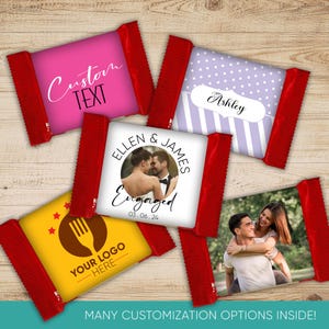 Può includere: Cinque diversi design per involucri di barrette di cioccolato personalizzate. Gli involucri sono rossi con un design bianco. I design includono un'opzione di testo personalizzato, una foto di coppia, un logo, un nome e un annuncio di fidanzamento.