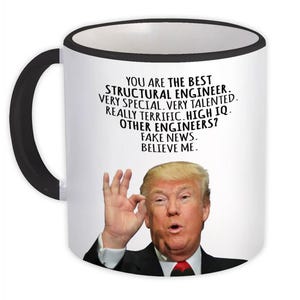 Könnte beinhalten: Weiße Keramiktasse mit schwarzem Henkel und Rand. Die Tasse zeigt den Text "YOU ARE THE BEST STRUCTURAL ENGINEER. VERY SPECIAL. VERY TALENTED. REALLY TERRIFIC. HIGH IQ. OTHER ENGINEERS? FAKE NEWS. BELIEVE ME." und ein Bild eines Mannes.