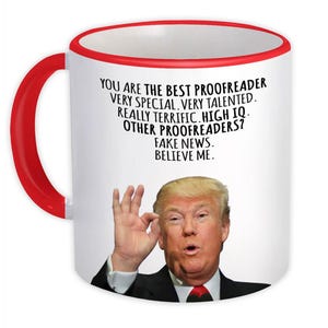Peut inclure: Mug en céramique blanche avec une anse et un bord rouges. La tasse présente un portrait d'homme et le texte "YOU ARE THE BEST PROOFREADER. VERY SPECIAL. REALLY TERRIFIC. HIGH IQ. OTHER PROOFREADERS? FAKE NEWS. BELIEVE ME."
