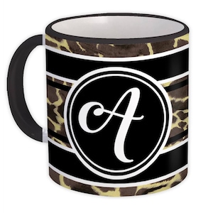 Caneca elegante com monograma de girafa A–Z: caneca de café com letras escritas e estampa animal personalizada para presente