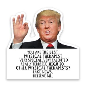 Puede incluir: Una pegatina con un retrato de un hombre con traje y corbata roja, haciendo un gesto de la mano de "ok". El texto de la pegatina dice: "YOU ARE THE BEST PHYSICAL THERAPIST...FAKE NEWS. BELIEVE ME."