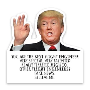 Puede incluir: Una pegatina con un retrato de un hombre con traje, haciendo un gesto de la mano de "ok". La pegatina incluye el texto "YOU ARE THE BEST FLIGHT ENGINEER...FAKE NEWS. BELIEVE ME."