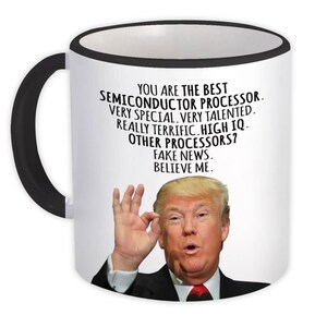 Könnte beinhalten: Weißer Keramikbecher mit schwarzem Henkel und Rand. Der Becher zeigt ein Porträt eines Mannes und den Text "YOU ARE THE BEST SEMICONDUCTOR PROCESSOR. VERY SPECIAL. VERY TALENTED. REALLY TERRIFIC. HIGH IQ. OTHER PROCESSORS? FAKE NEWS. BELIEVE ME."