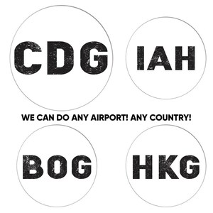 Pode incluir: Quatro círculos brancos com códigos de aeroporto CDG, IAH, BOG e HKG em preto, fonte desgastada. O texto "WE CAN DO ANY AIRPORT! ANY COUNTRY!" está abaixo.