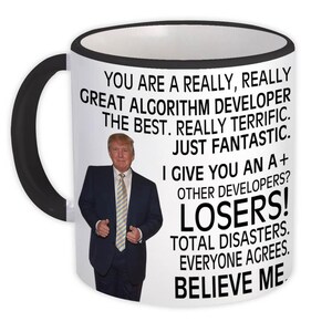 Könnte beinhalten: Weiße Keramik-Tasse mit schwarzem Henkel und Rand. Die Tasse zeigt ein Bild eines Mannes im Anzug und den Text: "YOU ARE A REALLY, REALLY GREAT ALGORITHM DEVELOPER...BELIEVE ME."
