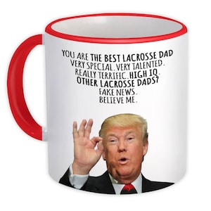 Peut inclure: Une tasse à café en céramique blanche avec un bord rouge. La tasse présente un graphique noir et blanc d'un homme avec une cravate rouge et le texte "YOU ARE THE BEST LACROSSE DAD VERY SPECIAL. VERY TALENTED. REALLY TERRIFIC. HIGH IQ. OTHER LACROSSE DADS? FAKE NEWS. BELIEVE ME."