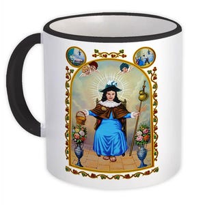 Può includere: Tazza in ceramica bianca con bordo nero. La tazza presenta un'immagine colorata di un giovane santo bambino che tiene un cestino e un bastone. L'immagine è circondata da una cornice dorata con dettagli floreali.