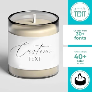 Puede incluir: Un tarro de vela de vidrio transparente con una etiqueta blanca que dice "Custom TEXT". La vela es de color beige claro. La imagen también muestra un círculo azul con el texto "your TEXT" en blanco. Hay otros dos círculos azules con texto sobre opciones de fuente y color.