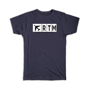 Puede incluir: Camiseta azul marino con un gráfico blanco. El gráfico presenta una silueta estilizada de avión, las letras "RTM" y el texto "Rotterdam The Hague Airport".