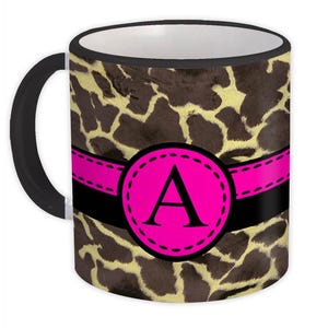 Caneca com letra de girafa rosa A–Z: caneca de café com monograma e estampa animal ousada, presente personalizado para ela