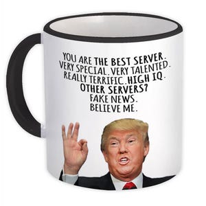 Może przedstawiać: Biały ceramiczny kubek z czarnym uchwytem i obramowaniem. Kubek przedstawia zdjęcie mężczyzny i tekst "YOU ARE THE BEST SERVER. VERY SPECIAL. VERY TALENTED. REALLY TERRIFIC. HIGH IQ. OTHER SERVERS? FAKE NEWS. BELIEVE ME."