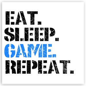 Könnte beinhalten: Quadratischer Druck auf weißem Hintergrund mit dem Text "EAT. SLEEP. GAME. REPEAT." in einer strukturierten Schriftart. Das Wort "GAME" ist blau, der Rest schwarz. Ein schlichtes, kühnes Design, ideal für Gamer.