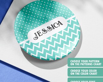 Puede incluir: Un plato personalizado de color turquesa y blanco con un patrón de lunares y un patrón de chevron. El plato tiene el nombre "JESSICA" escrito en él.