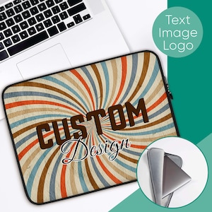 Puede incluir: Una funda para portátil con un diseño retro que presenta un patrón de espiral de rayas rojas, naranjas, azules y marrones. El texto "CUSTOM Design" está impreso en marrón en la funda. La funda se muestra con un portátil en su interior.