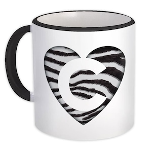 Taza moderna con letras de corazón de cebra (A-Z): Taza de café minimalista con monograma y asa negra, regalo personalizado