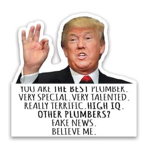 Peut inclure: Un autocollant blanc avec un portrait d'un homme en costume noir et cravate rouge, faisant un geste de la main "ok". L'autocollant porte le texte "YOU ARE THE BEST PLUMBER. VERY SPECIAL. VERY TALENTED. REALLY TERRIFIC. HIGH IQ. OTHER PLUMBERS? FAKE NEWS. BELIEVE ME."