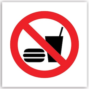 Könnte beinhalten: Ein weißes quadratisches Schild mit einem roten Kreis und einem diagonalen Strich. Im Kreis befinden sich schwarze Silhouetten eines Hamburgers und eines Getränks mit Strohhalm, was auf ein Verbot von Speisen und Getränken hinweist.