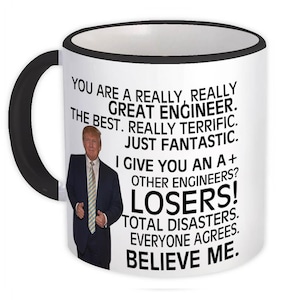 Könnte beinhalten: Eine weiße Keramiktasse mit schwarzem Rand und Henkel. Die Tasse zeigt ein Schwarzweißbild eines Mannes mit dem Text "You are a really, really great engineer. The best. Really terrific. Just fantastic. I give you an A+ Other engineers? Losers! Total disasters. Everyone agrees. Believe me."