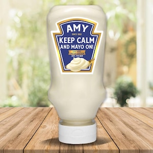 Może przedstawiać: Biała plastikowa butelka z etykietą w kolorze niebieskim i złotym, na której widnieje napis "AMY SINCE 1982 KEEP CALM AND MAYO ON! LOVE DAVID LIMITED EDITION 100% THE BEST".