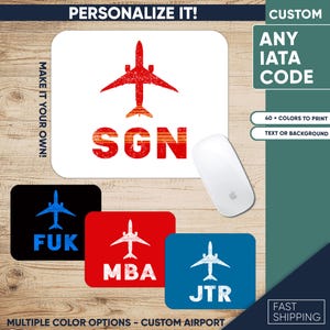 Peut inclure: Un tapis de souris rectangulaire blanc avec un avion rouge et les lettres "SGN". D'autres tapis de souris avec des graphiques d'avions et les codes d'aéroport "FUK", "MBA" et "JTR" sont également présentés. Le texte "PERSONNALISEZ-LE !" est visible.