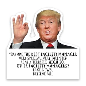 Op de afbeelding: Een witte sticker met een portret van een man in een zwart pak en rode stropdas, die een "oké" handgebaar maakt. De tekst op de sticker luidt: "YOU ARE THE BEST FACILITY MANAGER...FAKE NEWS. BELIEVE ME."