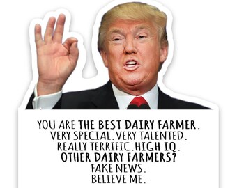 Puede incluir: Una pegatina blanca con un retrato de un hombre con traje negro y corbata roja, haciendo un gesto de la mano de "ok". El texto de la pegatina dice: "YOU ARE THE BEST DAIRY FARMER. VERY SPECIAL. VERY TALENTED. REALLY TERRIFIC. HIGH IQ. OTHER DAIRY FARMERS? FAKE NEWS. BELIEVE ME."