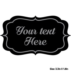 Puede incluir: Un letrero decorativo negro y gris con un diseño simple y elegante. El letrero tiene un fondo negro y un borde gris. El texto "Your text Here" está escrito en cursiva gris.