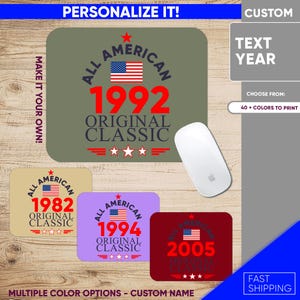 Puede incluir: Varios mouse pads personalizados con el texto "All American" y los años 1992, 1982, 1994 y 2005. Cada alfombrilla presenta la bandera estadounidense y las palabras "Original Classic". También se muestra un ratón de ordenador blanco.