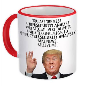 Op de afbeelding: Witte keramische mok met een rode handgreep en rand. De mok heeft de tekst "YOU ARE THE BEST CYBERSECURITY ANALYST" en een foto van een man.