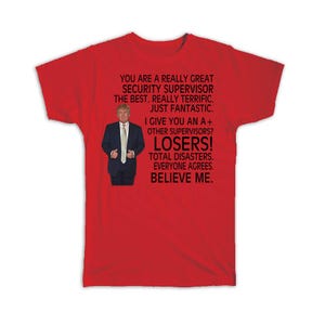 Könnte beinhalten: Rotes T-Shirt mit einem gedruckten Grafik. Die Grafik enthält ein Foto eines Mannes im Anzug und den Text "YOU ARE A REALLY GREAT SECURITY SUPERVISOR THE BEST. REALLY TERRIFIC. JUST FANTASTIC. I GIVE YOU AN A+ OTHER SUPERVISORS? LOSERS!"