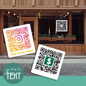 Könnte beinhalten: Zwei quadratische QR-Code-Aufkleber. Der erste QR-Code ist regenbogenfarben und hat ein Instagram-Logo in der Mitte. Der Text "YOUR SOCIAL MEDIA" befindet sich unter dem QR-Code. Der zweite QR-Code ist schwarzweiß mit einem grünen Dollarzeichen in der Mitte. Der Text "your TEXT" ist in Kursivschrift unter den QR-Codes geschrieben.