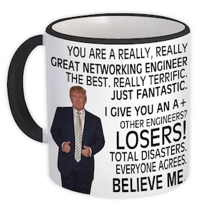 Puede incluir: Taza de cerámica blanca con asa y borde negros. La taza presenta una foto de un hombre con traje y el texto: "YOU ARE A REALLY, REALLY GREAT NETWORKING ENGINEER THE BEST. REALLY TERRIFIC. JUST FANTASTIC. I GIVE YOU AN A+ OTHER ENGINEERS? LOSERS! BELIEVE ME."