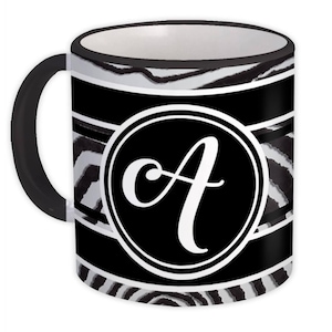Elegante taza con monograma de cebra (A-Z): taza de café con letras cursivas, personalizada en blanco y negro.