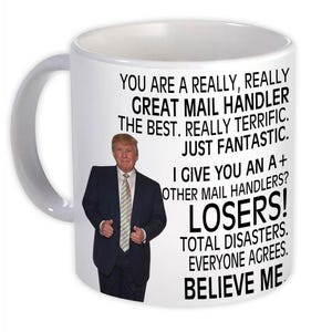 Può includere: Tazza in ceramica bianca con manico. Presenta un ritratto di un uomo in giacca e cravatta e il testo: "YOU ARE A REALLY, REALLY GREAT MAIL HANDLER THE BEST. REALLY TERRIFIC. JUST FANTASTIC. I GIVE YOU AN A+ OTHER MAIL HANDLERS? LOSERS! TOTAL DISASTERS. EVERYONE AGREES. BELIEVE ME."