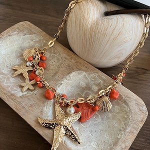 Bracelet Charms Étoile de Mer & Coquillages – Bijou Fantaisie Doré et Corail – Style Bohème Été