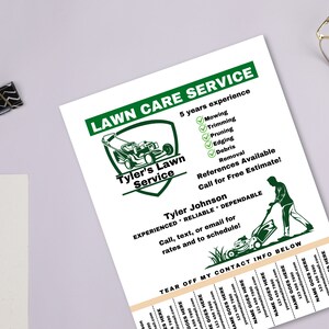 Puede incluir: Una tarjeta de visita verde y blanca con un gr&aacute;fico de cortac&eacute;sped y el texto "Tyler's Lawn Service". La tarjeta anuncia servicios de cuidado de c&eacute;sped, que incluyen cortar el c&eacute;sped, recortar, podar, bordear y eliminar los residuos. La tarjeta tambi&eacute;n incluye el texto "5 a&ntilde;os de experiencia", "Referencias disponibles" y "&iexcl;Llame para una estimaci&oacute;n gratuita!"