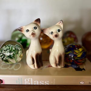 Vintage Kitschy Kitty Salt and Pepper Shakers