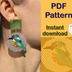 Könnte beinhalten: PDF-Muster für Perlenohrringe mit einem Eisvogel-Design. Die Ohrringe sind aus blauen, grünen und gelben Perlen gefertigt. Das Muster steht zum sofortigen Download bereit.